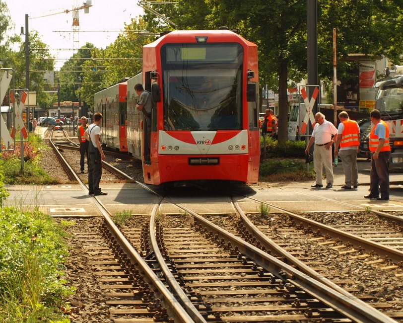 KVB Bahn entgleist Koeln Suelz Hermeskeilerstr Am Beethovenpark P100.JPG
